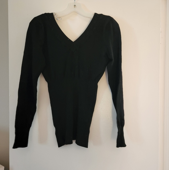 Guess Off shoulder Sweater/Shirt - Picture 2 of 2